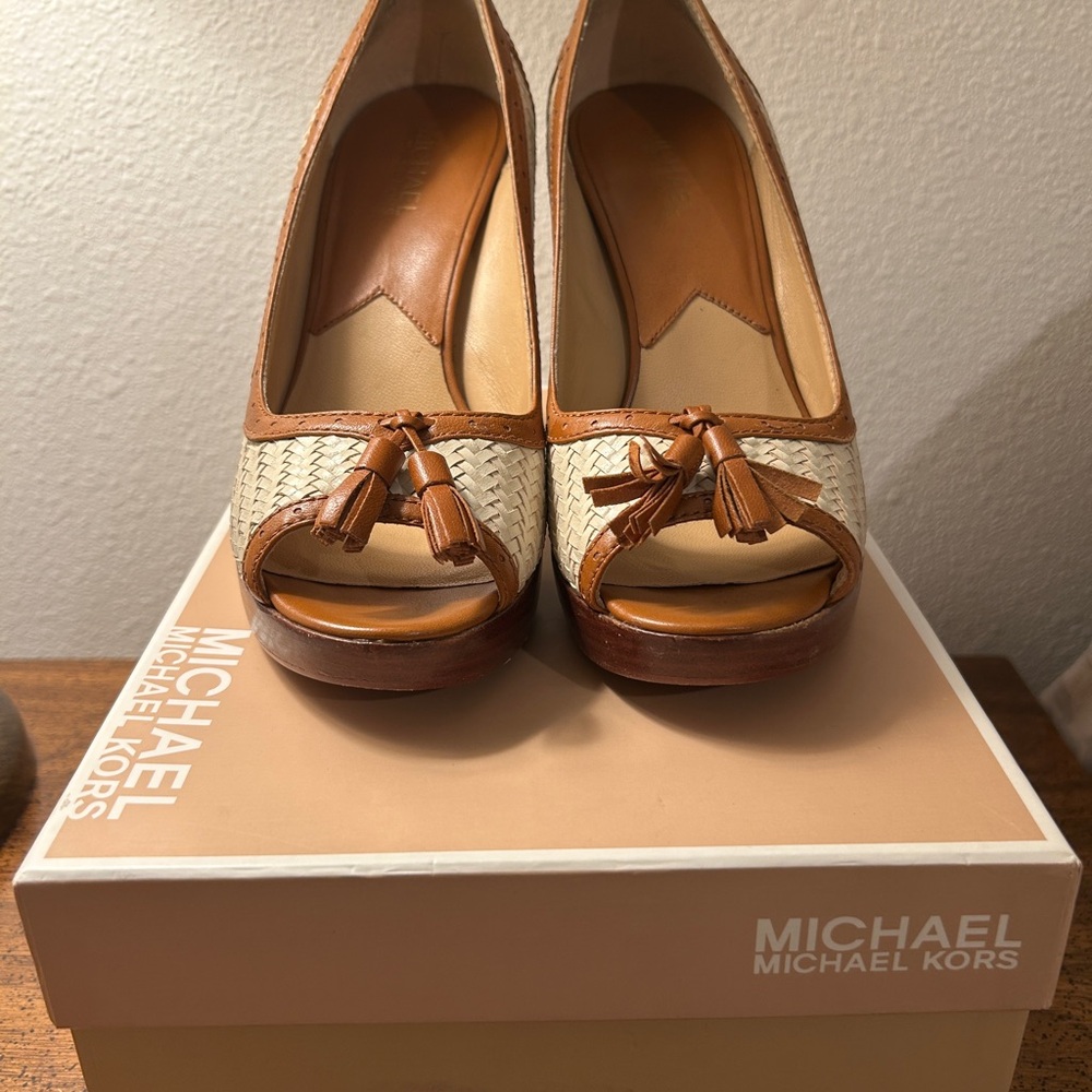 Rare Vintage Michael Kors Women's Tan and Cream Woven Peep-Toe Pumps